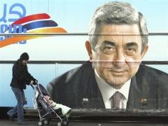 Murales elettorale di Sarzh Sargsyan, elezioni 2008 (foto: AFP/Vano Shlamov)