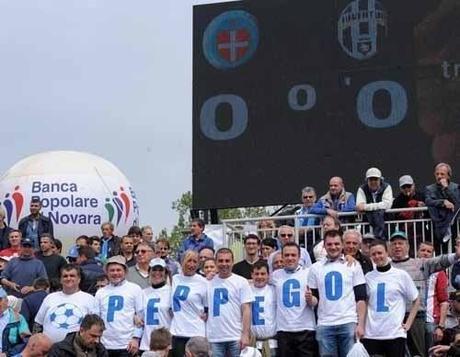 FOTO – Mascara idolo dei tifosi del Novara! Che omaggio in tribuna…