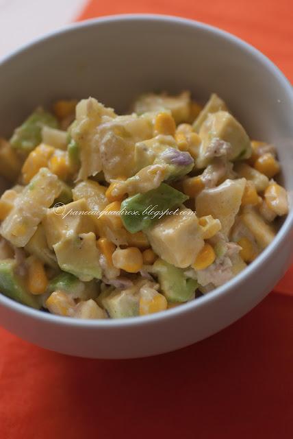 Insalata esotica con avocado e ananas (Exotic salad with avocado and pineapple)