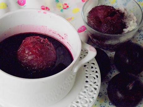 Budino di riso alla vaniglia con prugne al vino speziato