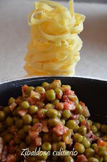 Pasta al forno con piselli e pancetta affumicata