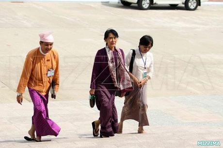 Aung San Suu Kyi ha giurato in Parlamento