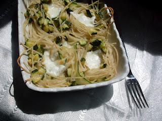 nidi di spaghetti con dadolata di zucchine e burrata di bufala