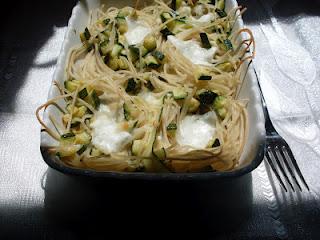 nidi di spaghetti con dadolata di zucchine e burrata di bufala