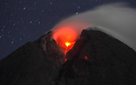 IL MERAPI SI PREPARA AD ERUTTARE