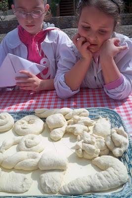 Mani intelligenti e sguardi delicati. Il laboratorio del pane a Villa Petriolo