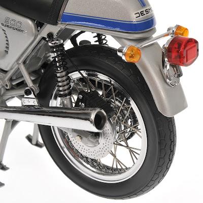 Ducati 900 SS 1977 Silver/Blue by Minichamps