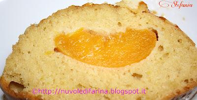 Plumcake con pesche sciroppate, cardamomo e mandorle