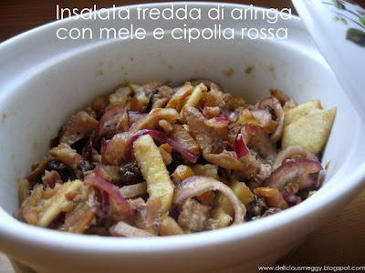 Insalata fredda di aringa con mele e cipolla rossa