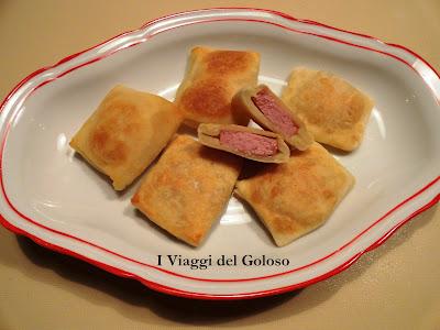 FINGER FOOD ... Quadrotti di pasta alla ricotta con wurstel