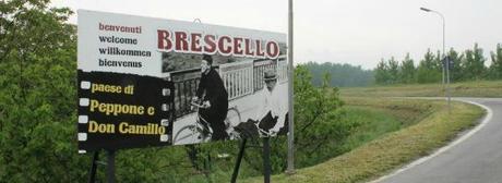 Cartolina da Brescello: Io sto con Peppone e Don Camillo e vi dico la mia