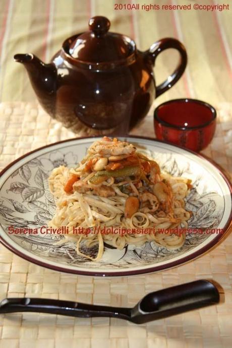 NOODLES CON POLLO, VERDURE E MANDORLE di Dolcipensieri