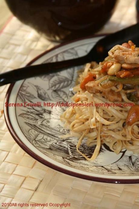 NOODLES CON POLLO, VERDURE E MANDORLE di Dolcipensieri