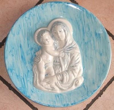 Madonna con Bambino: capoletto in ceramica