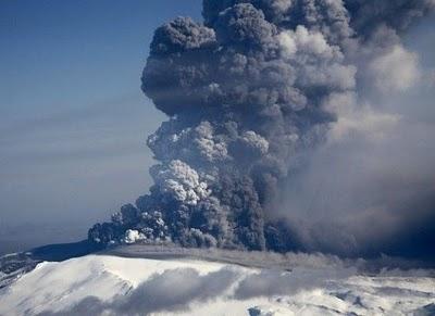 L'Eyjafjallajökull è un ghiacciaio dell'Islanda. Questo vulcano ha eruttato abbastanza frequentemente a partire dall'era glaciale.