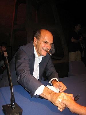 Pierluigi Bersani stringe la mano ad un partec...