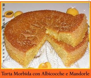 TORTA MORBIDA CON ALBICOCCHE E MANDORLE