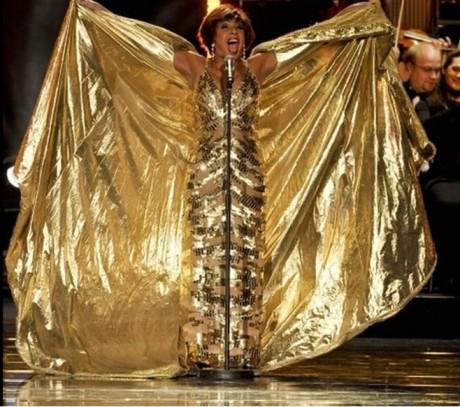 DAME SHIRLEY BASSEY LOVES GOLD (ONLY GOLD...)