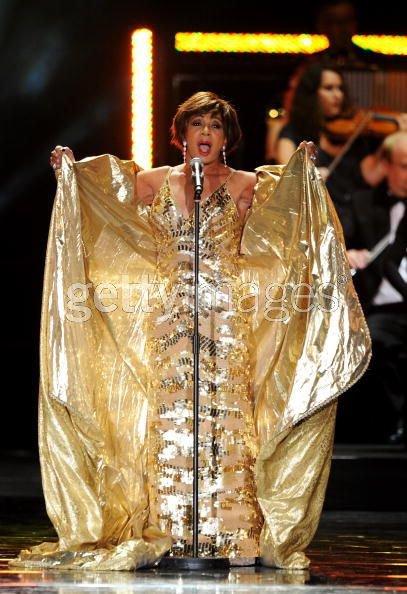 DAME SHIRLEY BASSEY LOVES GOLD (ONLY GOLD...)