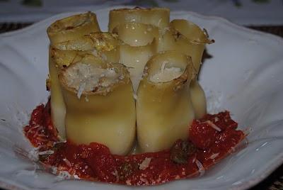 Paccheri di Gragnano ripieni di melanzane e ricotta di bufala di Paestum con salsa di pomodorini del Vesuvio e scaglie di povolone del Monaco