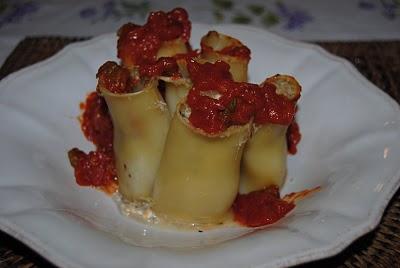 Paccheri di Gragnano ripieni di melanzane e ricotta di bufala di Paestum con salsa di pomodorini del Vesuvio e scaglie di povolone del Monaco
