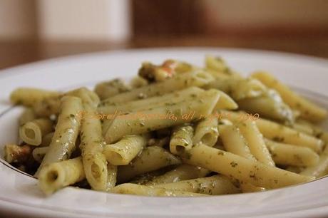 Pesto di rucola, noci e fiocchi di latte