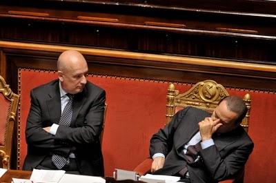 Buonanotte Berlusconi: il premier addormentato in Senato