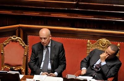 Buonanotte Berlusconi: il premier addormentato in Senato