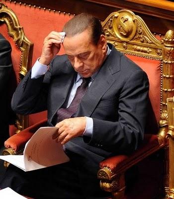 Buonanotte Berlusconi: il premier addormentato in Senato