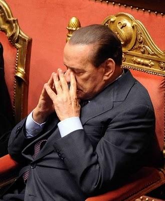 Buonanotte Berlusconi: il premier addormentato in Senato