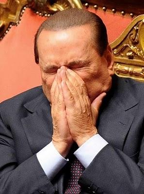 Buonanotte Berlusconi: il premier addormentato in Senato