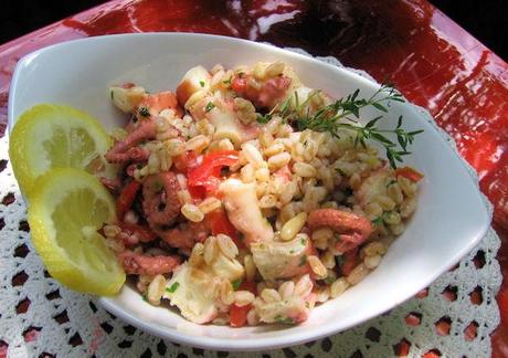 Insalata di polpo, farro e pinoli.