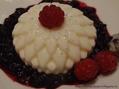 Panna cotta alla vaniglia con coulis di mirtilli