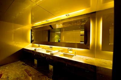 Una bagno tutto gold al Gold Restaurant