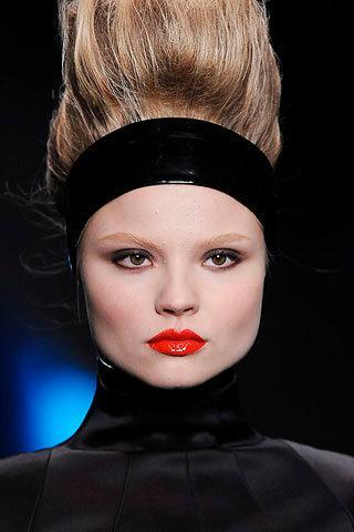 Tendenze autunnali-MODA CAPELLI-F/W 2011 Tendenze autunnali-MODA CAPELLI-F/W 2011