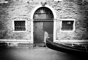 Canale di Venezia con gondola