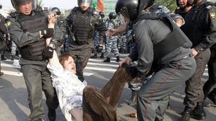 Centomila in piazza a Mosca contro Putin: disordini e scontri