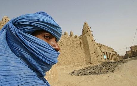 Timbuktu sotto choc: membri di Al Qaeda bruciano l'antica tomba di un santo