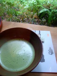 Un matcha perfetto in un bosco di bambù Zen