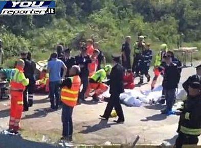 Padova: pullman fuori strada sulla A 13, cinque morti, 18 feriti. L'autostrada chiusa al traffico al chilometro 109 e riaperta alle 12