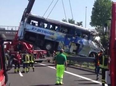 Padova: pullman fuori strada sulla A 13, cinque morti, 18 feriti. L'autostrada chiusa al traffico al chilometro 109 e riaperta alle 12