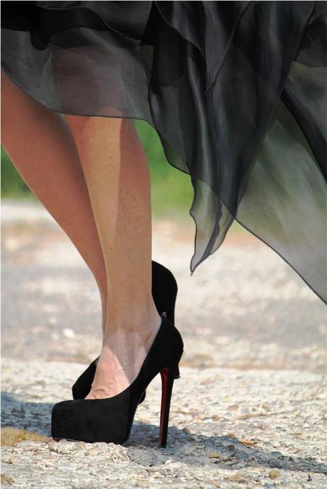 Chiffon in the wind,high suede pump