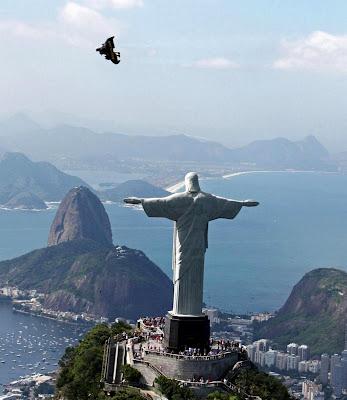 Jetman a picco su Rio de Janeiro