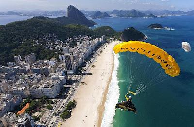 Jetman a picco su Rio de Janeiro