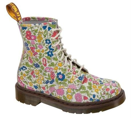 Liberty London & Dr. Martens: fantasie floreali e uno stile un po' retrò