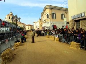 La strada riempita di sabbia per la Sartiglia ad Oristano