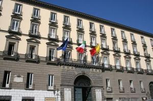 Napoli : sale sul balcone del comune, disoccupato napoletano minaccia di lanciarsi nel vuoto