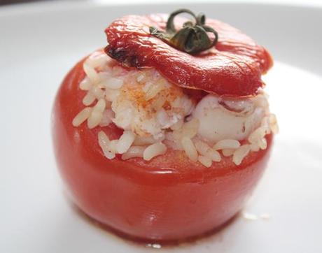 Pomodori ripieni di riso Venere con scampi e calamari