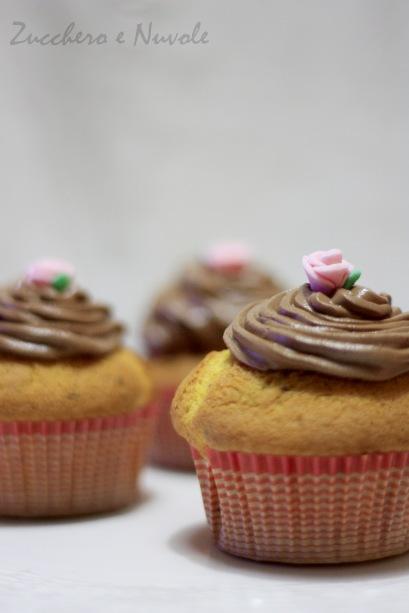 Cupcake con gocce di cioccolato e chocolate fudge frosting