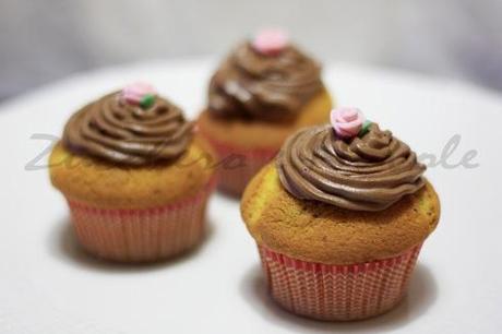 Cupcake con gocce di cioccolato e chocolate fudge frosting